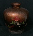 Vaso bojudo em Cloisonné esmaltado na cor cobreada com pintas escurecidas  com paisagens do monte fuji e fagodes e  casa na galeria central sobre base de madeira. Altura 20cm