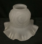 Cúpula de vidro fosco em babados para lustre, também conhecida como tulipa, caracterizada por seu formato ondulado e acabamento fosco. com 11 cm de altura