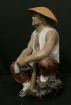 HOMEM DE BARRO CHINÊS DE PORCELANA DE QUALIDADE - HOMEM SENTADO DE SHIWAN COM CACHIMBO E MARTELO com 20 cm de ALTURA