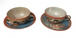 Par de xícara oriental de coleção, estilo moriage, sendo um pires com restauro, de fina porcelana conhecida como casca de ovo, decoração satzuma em relevo com figuras de gueixas e florais.
