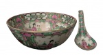 Espetacular Bowl e colher de porcelana oriental, possivelmente família rosa ou Canton com desenhos de gueixas, florais rosas na galeria o Bowl com 15cm de diâmetro e 7 cm de altura com filetes dourados nas bordas e colher com 14cm de comprimento.