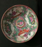 Bowl (tigela) vintage de coleção de porcelana chinesa pintada a mão no estilo família rosa com Diâmetro  de 11,5cm - Altura 5,5cm - apresenta restauração.