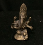 Peso de ópio de bronze antigo, originário do sudeste asiático, provavelmente de Burma (atual Mianmar), datado aproximadamente dos séculos XVIII a XX.  Bronze com 5,5 cm de altura.