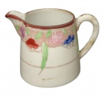 Pequena Jarra cremeira de porcelana supostamente, família rosa,  companhia das índias decorada com motivos florais coloridos pintados à mão  com 6,5 cm de altura.