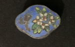 Porta pílula em cloisoneé decorado com florais com interior e fundo em azul celeste - Comprimento 3cm - altura 2cm