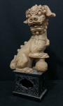 Estatueta de Marfinite, fabricação montalto com figura de Cão de fó - medidas 25cm x 9cm x 6,5cm