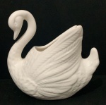 Floreira de porcelana branca no formato de Cisne , item decorativo da década de 1970, med. 20cm x 18cm x 11cm