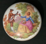 Vintage - Porta Joia Francês fabricação Limoges - fundo Branco com decoração de nobres da corte na galeria central. Bordas filetadas a ouro. Diâmetro 11cm - altura 5 cm.