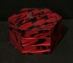 Porta joia hexagonal de madeira revestida com marchetaria vermelha e preta, interior ferrado com veludo vermelho. Med 8cm x 5cm