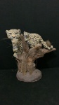 Escultura de resina com tema de onça pintada e filhotes. Altura 19cm