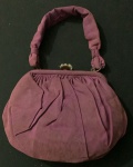 Bolsa feminina vintage plissada de tiracolo com alça na cor roxa. aos 50/60.