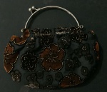 Bolsa de festa estilo vintage com bordados de miçangas e detalhes em metal.