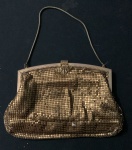 Bolsa de festa em malha de metálica dourada  para toillet com fecho em metal dourado e  pedras.