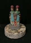 Peso de papel vintage com estatueta de Cosme e Damião com base em granito com 7,5 cm em diâmetro e 10cm de altura.
