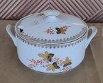 Sopeira Vintage de porcelana com tampa e decoração de floral com detalhes em ouro, fabricação porcelana Real. Med. Alt 12cm, Diâmetro 20cm - Anos 80.