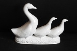 Escultura de porcelana blanck the chine família de patos medindo 15 cm de altura x 19 cm de comprimento