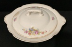Linda Sopeira ou terrina de Porcelana Branca decorada com florais e filetes dourados, apresenta fio de cabelo, manufatura da S. Paulo da década de 1960. Med. 28cm x 15cm