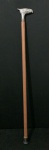 Bengala de madeira nobre com castão prateado retratando cabeça de gavião e base de borracha. Comprimento 84cm