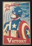 Placa decorativa em MDF do Capitão América 1.  Vingador com a inscrição Fighting for Voctory. Med. 29,5cm x 19cm.