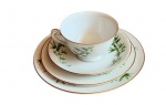 Conjunto com 4 peças, prato de bolo, prato sobremesa, pires e xícara, todos de fina porcelana Japonesa da Hira Tah-Kay com decoração típica com imagens de bambu e folhagens, borda filetará a ouro e de excelente qualidade, a xícara apresenta fio de cabelo. Diam. 18,5cm, 16cm, 14cm - xícara Diam. 9,5cm e 9cm de altura.(a)