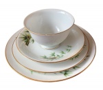 Conjunto com 4 peças, prato de bolo, prato sobremesa, pires e xícara, todos de fina porcelana Japonesa da Hira Tah-Kay com decoração típica com imagens de bambu e folhagens, borda filetará a ouro e de excelente qualidade, a xícara apresenta pequeno bicado. Diam. 18,5cm, 16cm, 14cm - xícara Diam. 9,5cm e 9cm de altura.(B)
