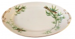 Travessa de Servir - de fina porcelana Japonesa da Hira Tah-Kay com decoração típica com imagens de bambu e folhagens, borda filetará a ouro e de excelente qualidade. Med. 30cm x 21,5cm