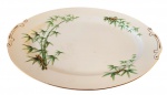 Grande Travessa de Servir - de fina porcelana Japonesa da Hira Tah-Kay com decoração típica com imagens de bambu e folhagens, borda filetará a ouro e de excelente qualidade. Med.49,5cm x 30cm