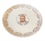 Prato decorativo de  fina porcelana com imagem do Presidente Americano Lyndon B. Johnson - fundo branco com bordas douradas decotada com arabescos  . Diam. 18,5 cm