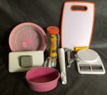 Miscelânea - Lote com 10 peças diversas e no estado, contendo, pote de vidro, escorredor, lanterna, balança, taboa de cozinha entre outros, sem garantia.