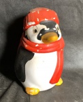 Interessante bomboniere de cerâmica no formato de pinguim pequenas perdas de pigmentação devido o tempo. Altura 28cm