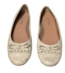 Sapato feminino da Sapatella com laço na cor bege claro, sem uso, tamanho 37. Demanda limpeza de ficar guardado