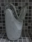 VASO EM MURANO TRANSLUCIDO E BRANCO EM FORMATO AMÓRFICO. ALT. 31CM