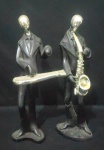 Par de músico com saxofonista e tecladista com traje a rigor pó reto, instrumentos e cabeça com pigmentação cromada. Alt. 28cm