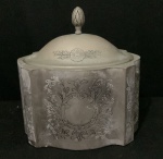 Caixa de joias vintage banhada a prata  desenho floral gravado, forrada com veludo vermelho. Med. 14cm x 10cm x 16cm