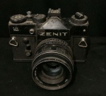 COLECIONISMO - Câmera Zenit 12XP (Lente Helios 44M-4) - Antiga e rara câmera fotográfica bielorrussa, circa 1960. Med 10x14 cm. Obs: Não testada.