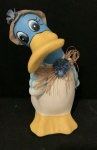 Escultura vintage de Pato de cerâmica policronada com chapéu de tecido e gravata de palha.  Altura 19cm