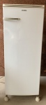 Geladeira Dako 320 litros na cor branca funcionando e refrigerando, demanda reposição normal de gás refrigerador para gelar com mais intensidade.