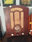 ANTIGO RADIO VITROLA A VALVULA - NAO TESTADO - NO ESTADO CONFORME FOTOS - ITEM SERA ENVIADO DA BAHIA