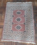 PEQUENO TAPETE PAQUISTANÊS COM DECORAÇAO NO TOM ROSADO - MEDINDO 91 X 65CM - NO ESTADO CONFORME FOTOS