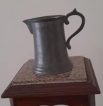 LINDA PEQUENA JARRA EM ESTANHO - MEDINDO 12CM DE ALTURA - NO ESTADO CONFORME FOTOS