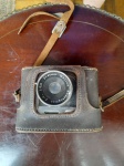 LINDA E ANTIGA MAQUINA FOTOGRAFICA HALINA - 35X - NO ESTOJO ORIGINAL DE COURO - NO ESTADO CONFORME FOTOS