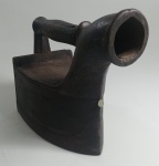 ANTIGO FERRO DE PASSAR ROUPAS EM FERRO FUNDIDO, PARA USO COM CARVAO - LINDO ITEM PARA DECORACAO - NO ESTADO CONFORME FOTOS