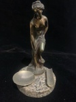 LINDO E ANTIGO TINTEIRO EM BRONZE COM FIGURA REPRESENTANDO NÚ FEMININO, PORTA TINTA E CANETA DE PENA EM BASE DE GRANITO REDONDA - MEDIDAS: 18 CM. DE ALTURA POR 9,5 CM. DE DIAMETRO - ITEM EM OTIMO ESTADO CONFORME FOTOS