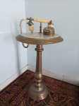 MESA TELEFONE EM BRONZE, COM TAMPO EM MARMORE BRANCO TRINCADO - NECESSITA RESTAURACAO - NO ESTADO CONFORME FOTOS
