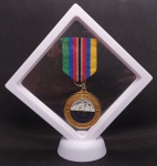 MEDALHA DA ORGANIZACAO BRASILEIRA DOS VETERANOS DAS NAÇOES UNIDAS: MARINHA, EXERCITO, AERONAUTICA. UNITED NATIONS - FORÇA INTERNACIONAL DE PAZ. FABRICADA EM METAL DOURADO E ESMALTE - MEDINDO 41 MM DE DIAMETRO - NO DISPLAY - EM PERFEITAS CONDIÇÕES CONFORME FOTOS