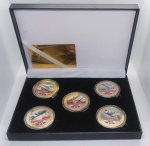CONJUNTO CONTENDO 5 MEDALHAS COMEMORATIVAS DE 80 ANOS DA BATALHA AEREA DA GRÃ-BRETANHA - FOI UMA BATALHA AEREA QUE MARCOU UM MOMENTO DE VIRADA NA SEGUNDA GUERRA MUNDIAL, SENDO ESSA A PRIMEIRA DERROTA SIGNIFICATIVA PARA AO ALEMAES. A ROYAL AIR FORCE VENCEU A LUFTWAFFE, EVITANDO A INVASAO DAS ILHAS BRITANICAS. - ITEM EM PERFEITO ESTADO CONFORME FOTOS