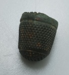 DEDAL DE POLVORA - SECULO XVII A XIX - MEDIDA 14MM DE DIAMETRO - PESO 18,8 GRAMAS - ENCONTRADO COM DETECTOR DE METAIS NA PARAIBA - UTILIZADO PARA CARREGAR DE POLVORA AS PEDERNEIRAS DURANTE AS BATALHAS - ACOMPANHA DISPLAY - EM OTIMO ESTADO CONFORME FOTOS