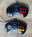 DYNACOM - Turbo Pad Control - Lote constando de 2 controles na cor preta, sendo TPC-1 e TPC-3. Não testados, sem garantia de funcionamento - Acompanha apenas os itens presentes nas imagens - Para solicitação de mídias adicionais e esclarecimento de dúvidas, entrar em contato através do telefone (21) 99377-0652.