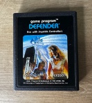 ATARI 2600 - DEFENDER - Cartucho de jogo, FUNCIONANDO! - Para solicitação de mídias adicionais e esclarecimento de dúvidas, entrar em contato através do telefone (21) 99377-0652.