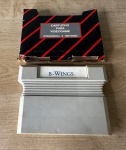 DYNACOM - B-WINGS - Cartucho para vídeo game Dynavision II e Nintendo. Acondicionado em embalagem original. Não testado, sem garantia de funcionamento - Para solicitação de mídias adicionais e esclarecimento de dúvidas, entrar em contato através do telefone (21) 99377-0652.